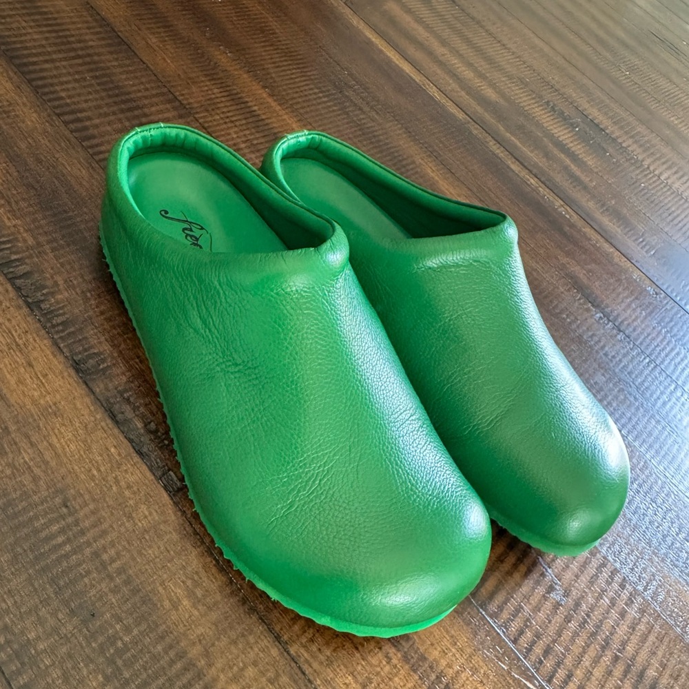 Green Free People Cambria Footbed Clogs in size 6 / 36.5